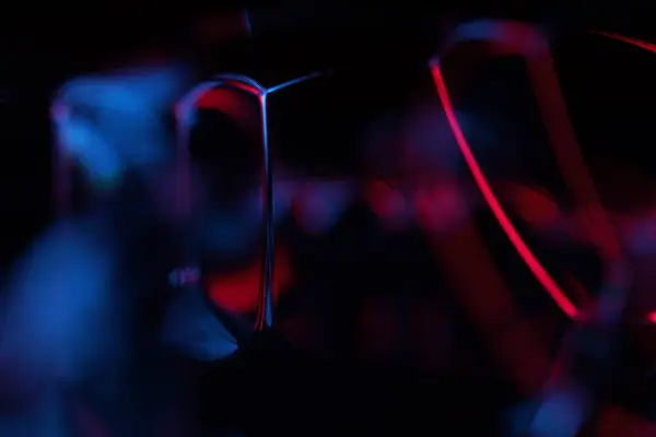 Kırmızı ve mor sıvı deseni, sıvı zemin, plazma, sıvı hareketi, kırmızı küre, pürüzsüz hareket, koyu arkaplanda parlak bir çizgi