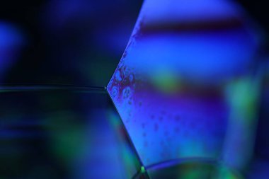 Sıvının makrodaki parlak mor yansıması, mavi ve gümüş renkler, gökkuşağı arkaplanı, makrodaki mavi kabarcıklar, makrodaki baloncukların bağlantısı, sıvıdan hücre, molekül bağlantısı, ultra makro