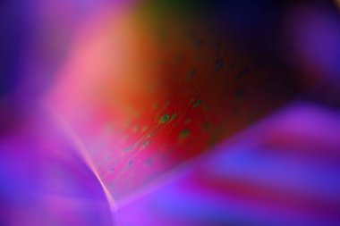 Turuncu ve mor sıvı deseni, sıvı zemin, plazma, sıvı hareketi, kırmızı küre, pürüzsüz hareket, koyu arkaplanda parlak bir çizgi