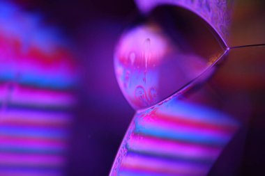 mor sıvı deseni, sıvı arkaplan, plazma, sıvı hareketi, kırmızı küre, pürüzsüz hareket, koyu arkaplanda parlak bir çizgi