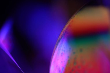 Turuncu ve mor sıvı deseni, sıvı zemin, plazma, sıvı hareketi, kırmızı küre, pürüzsüz hareket, koyu arkaplanda parlak bir çizgi