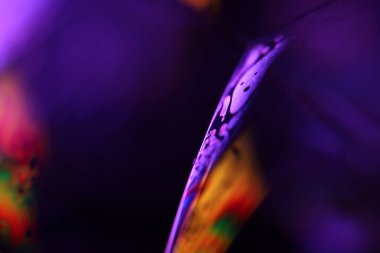 Turuncu ve mor sıvı deseni, sıvı zemin, plazma, sıvı hareketi, kırmızı küre, pürüzsüz hareket, koyu arkaplanda parlak bir çizgi