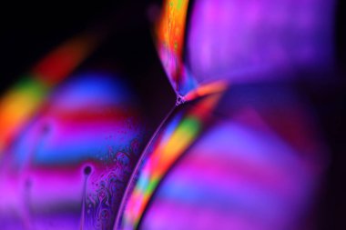 Turuncu ve mor sıvı deseni, sıvı zemin, plazma, sıvı hareketi, kırmızı küre, pürüzsüz hareket, koyu arkaplanda parlak bir çizgi