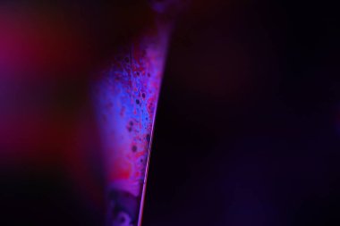 Sıvının makrodaki parlak yansıması, gökkuşağı arkaplanı, makrodaki mor baloncuklar, makrodaki baloncukların bağlantısı, sıvıdan hücre, molekül bağlantısı, ultra makro