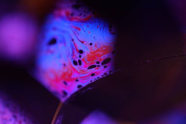 Kırmızı ve mor sıvı deseni, sıvı zemin, plazma, sıvı hareketi, kırmızı küre, koyu kasvetli arka plan, düz hareket, koyu bilim kurgu, geometrik şekiller 