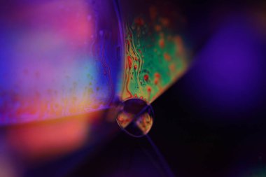 Yeşil ve mavi yansımalar, parlak sıcak ışık, akışkan soyutlama, doğal arka plan, minimalist soyutlama, minimalist yağ arkaplanı