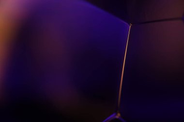 Mor sıvı, sıvı çember, plazma, akışkan hareket, karanlık korku arka planı, makro sıvı, epik çember formu.