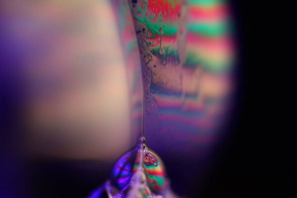 Зеленые и синие отражения, яркий тёплый свет, жидкостная абстракция, естественный фон, минималистическая абстракция, минималистичный нефтяной фон