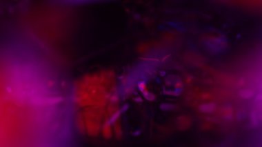 Makroda kırmızı mor renkli sıvı, renk değişimi ve yansıma, sıvılarda kimyasal reaksiyon, farklı renklerde yansımalar, koyu arkaplan, karanlık korku ışıkları.