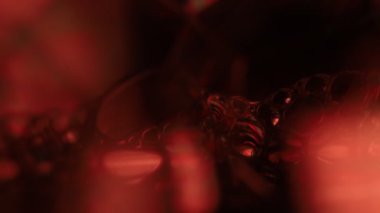 Yeşil sıvının kaotik hareketi, ışığın parlak yansıması, kimyasal reaksiyonlar, koyu yeşil korku atmosferi.