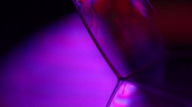 Sıvının makrodaki parlak yansıması, mor ve kırmızı renkler, gökkuşağı arkaplanı, makrodaki mavi kabarcıklar, makrodaki baloncukların bağlantısı, sıvıdan hücre, molekül bağlantısı, ultra makro