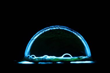 Koyu arkaplanda mavi sıvı eğri çizgisi, parlak küre, fantastik sıvı arkaplan, koyu minimalist sanat, siyah üzerine mavi, kopyalama alanı, siyah arkaplan