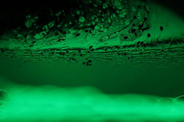 Yeşil köpük, parlak sıcak ışık, akışkan soyutlama, doğal arka plan, minimalist soyutlama, minimalist yağ arka plan, doğal yağ dokusu