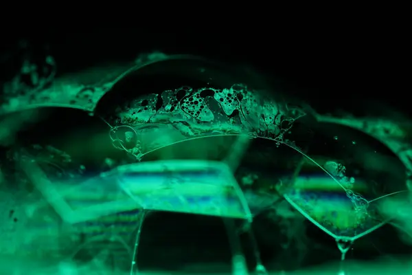 Yeşil sıvı yapı, koyu arkaplanda yeşil yağlar, renkli soyut, sürrealist sanat, ışık çizgisi