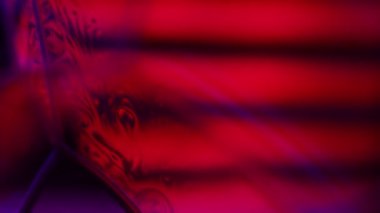 Kırmızı fantastik çizgiler, koyu arkaplanda kırmızı sıvı, renkli soyut, ışık çizgisi, siyahta kırmızı, sürrealist yapı 