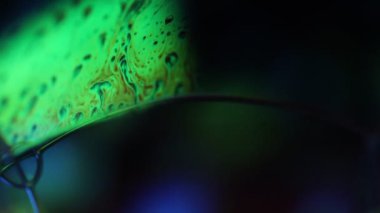 Yeşil sıvı çizgiler, koyu arkaplanda yeşil yağlar, renkli soyut, sürrealist sanat, ışık çizgisi, karanlık psikedelik arka plan 