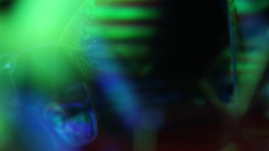 Yeşil sıvı çizgiler, koyu arkaplanda yeşil yağlar, renkli soyut, sürrealist sanat, ışık çizgisi, karanlık psikedelik arka plan 