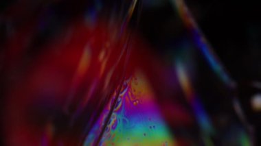 Makrodaki sıvının gökkuşağı yansımaları, siyah ve gümüş renkler, gökkuşağı, makrodaki kabarcıklar, makrodaki baloncukların bağlantısı