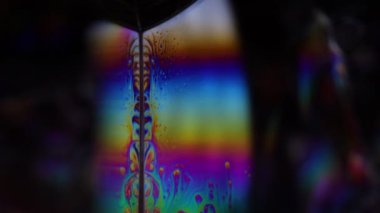 Makrodaki sıvının gökkuşağı yansımaları, siyah ve gümüş renkler, gökkuşağı, makrodaki kabarcıklar, makrodaki baloncukların bağlantısı