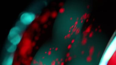 Siyah zemin üzerinde kırmızı sıvı parçacıklar, sıvı sanat, makrodaki yüzey yansıması, fantastik korku soyutlaması