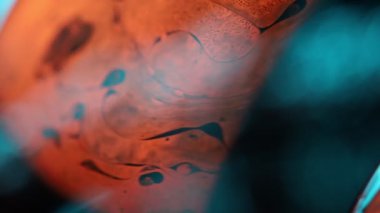 Turuncu sıvı deseni, sıvı arkaplan, plazma, sıvı hareketi, turuncu kabarcıklar yüzey, koyu kasvetli arkaplan, 