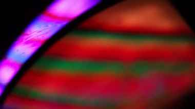 Turuncu su küresi, sıvı küre, plazma, sıvı hareketi, koyu arkaplanda turuncu gezegen, mor ve kırmızı ışıklar.