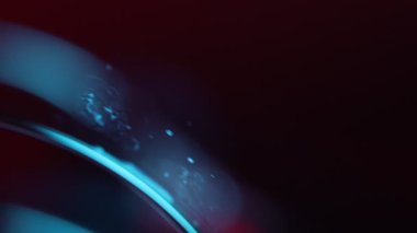 Karanlıkta gümüş sıvı partiküller, makroda baloncuk, baloncukta sıvı hareketi, soyut arkaplan, uzayı kopyala