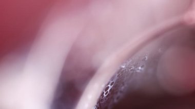 Karanlıkta gümüş sıvı partiküller, makroda baloncuk, baloncukta sıvı hareketi, soyut arkaplan, uzayı kopyala