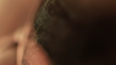 Yeşil sıvı fenomen yapısı, koyu arkaplanda yeşil yağlar, renkli soyut, sürrealist sanat, ışık çizgisi