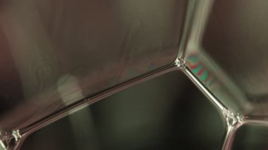 Yeşil fantastik yağlar, koyu arkaplanda parlak bir sıvı, renkli soyut, ışık çizgisi, sürrealist formlar 