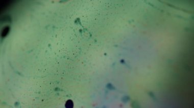 Koyu kırmızı zemin üzerinde yeşil köpük, parlak sıcak ışık, akışkan soyutlama, doğal zemin, minimalist soyutlama, minimalist yağ arkaplan, 4k yüksek kalite, biyolojik hücreler