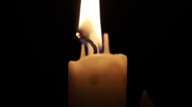 Tamamen karanlıkta eski bir parafin mumu, Timelapse videosu