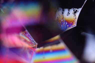 Çok renkli kabarcıklar, inanılmaz sıvı bağlantılar, sıvı hareketi, karanlık fantastik arka plan, şeffaf yağ kabarcıkları