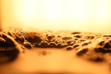 Yeşil kabarcıklar, inanılmaz sıvı bağlantılar, sıvı hareketi, karanlık fantastik arka plan, şeffaf yağ kabarcıkları, kimyasal reaksiyonlar