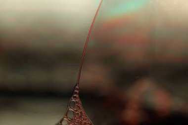 Yeşil kabarcıklar, inanılmaz sıvı bağlantılar, sıvı hareketi, karanlık fantastik arka plan, şeffaf yağ kabarcıkları, kimyasal reaksiyonlar