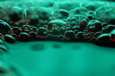 Yeşil kabarcıklar, inanılmaz sıvı bağlantılar, sıvı hareketi, karanlık fantastik arka plan, şeffaf yağ kabarcıkları, kimyasal reaksiyonlar