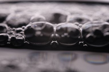 Karanlıkta beyaz kabarcıklar, mükemmel soyut, gri yansımalar, sıvı soyutlaması, ürpertici atmosfer, bilimsel soyutlama 