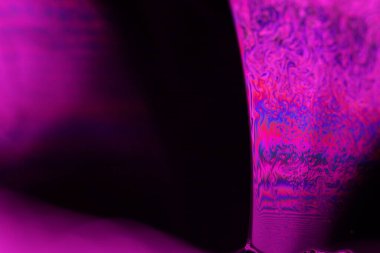 Koyu arkaplanda pembe sıvı eğri çizgisi, parlak küre, fantastik sıvı arkaplan, koyu minimalist sanat, siyah üzerine pembe, kopyalama alanı, siyah arkaplan