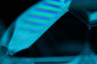 Sıvının makrodaki parlak gökkuşağı yansıması, gümüş renkleri, sürrealist arka plan, fantastik düz hareket, karanlık desen 