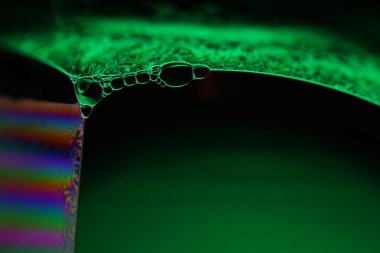 Yeşil sıvı fenomen yapısı, koyu arkaplanda yeşil yağlar, renkli soyut, sürrealist sanat, ışık çizgisi