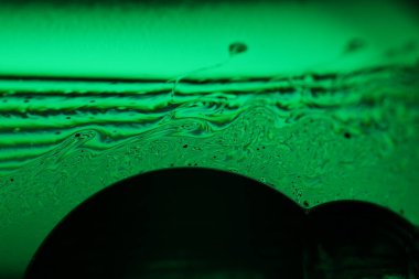 Yeşil sıvı fenomen yapısı, koyu arkaplanda yeşil yağlar, renkli soyut, sürrealist sanat, ışık çizgisi