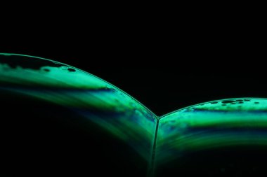 Yeşil sıvı fenomen yapısı, koyu arkaplanda yeşil yağlar, renkli soyut, sürrealist sanat, ışık çizgisi, soğuk yeşil ışıklar. 