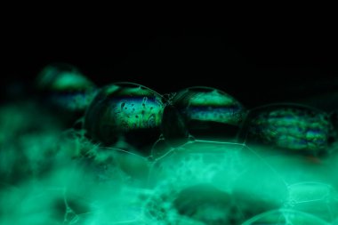 Yeşil sıvı fenomen yapısı, koyu arkaplanda yeşil yağlar, renkli soyut, sürrealist sanat, ışık çizgisi, soğuk yeşil desen