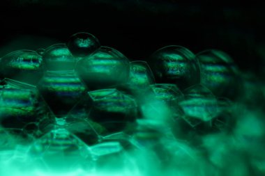 Yeşil sıvı fenomen yapısı, koyu arkaplanda yeşil yağlar, renkli soyut, sürrealist sanat, ışık çizgisi, soğuk yeşil desen