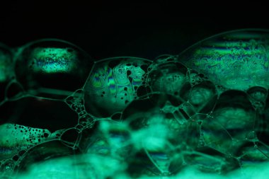 Yeşil sıvı fenomen yapısı, koyu arkaplanda yeşil yağlar, renkli soyut, sürrealist sanat, ışık çizgisi, soğuk yeşil desen