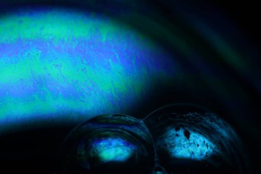 Sıvının makrodaki parlak gökkuşağı yansıması, dağılım, sürrealist arka plan, fantastik düz hareket