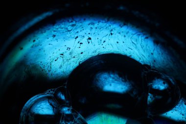 Mavi gökyüzü sıvı yüzeyi, sıvı formlar, sıvı soyutlama, renk küresi, derin koyu arkaplan, geometrik şekiller, fütüristik bilim