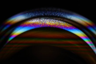 Sıvının makrodaki parlak gökkuşağı yansıması, dağılım, sürrealist arka plan, fantastik düz hareket