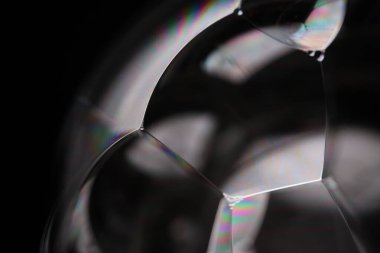 Gümüş fantastik yüzey, koyu arkaplanda beyaz sıvı, renkli soyut, metalik sıvı, minimalizm, ışık çizgisi, siyah üzerine gümüş, mükemmel bilim