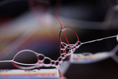 Siyah zemin üzerinde fantastik sıvı formlar, makroda kabarcıklar, koyu arkaplanda gümüş yansıma, su dokusu